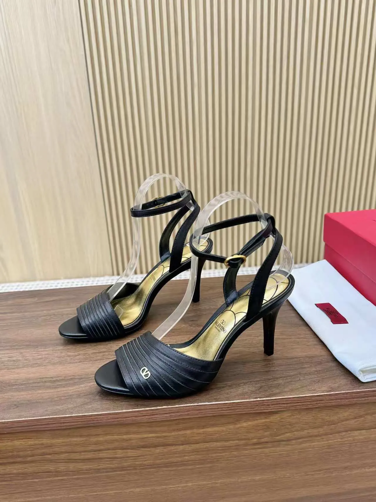 👟👟Ex-factory price 440👟👟 Genuine leather sole +40 Top version 𝑉𝐴𝐿𝐸𝑁𝑇𝐼𝑁𝑂 Valentino new spring and summer women's sandals worth buying ★Absolutely high-grade ❥Original method Absolute sensibility ❥Elegant style Create a different feeling Simple temperament style!  Code number: 35-41 (34-42 customized) Fabric: Imported sheepskin Lining: Lined sheepskin Heel height: 8 cm Leather outsole Rubber outsole